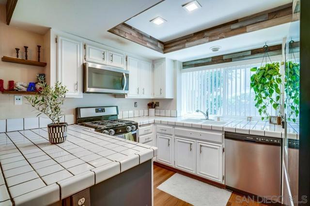 1721 Maxwell Ln, Corona CA: https://media.crmls.org/mediaz/8e4c56dd-8818-4294-bc9f-da64ce9aa1bc.jpg