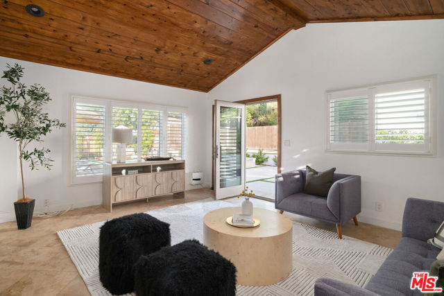 20212 Oxnard Street, Woodland Hills CA: https://media.crmls.org/mediaz/8e4c8081-98b2-470e-84b6-0cb43e04bd05.jpg