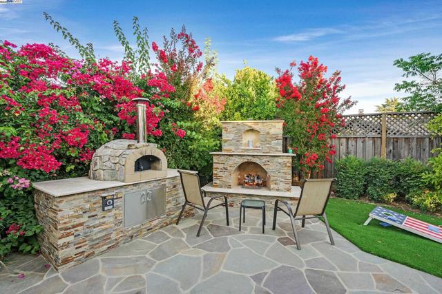 7872 Meadowbrook Ct, Pleasanton CA: https://media.crmls.org/mediaz/8e4d416a-aa7e-4757-9257-49cc985f6113.jpg