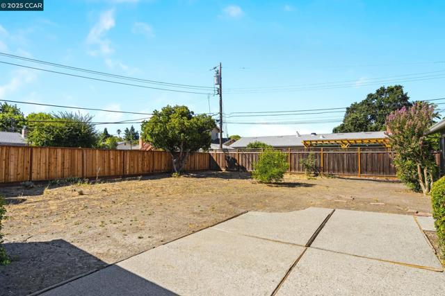 1950 Emerald St, Concord CA: https://media.crmls.org/mediaz/8e4d58cf-49bc-478a-b5f7-555876d5feb4.jpg