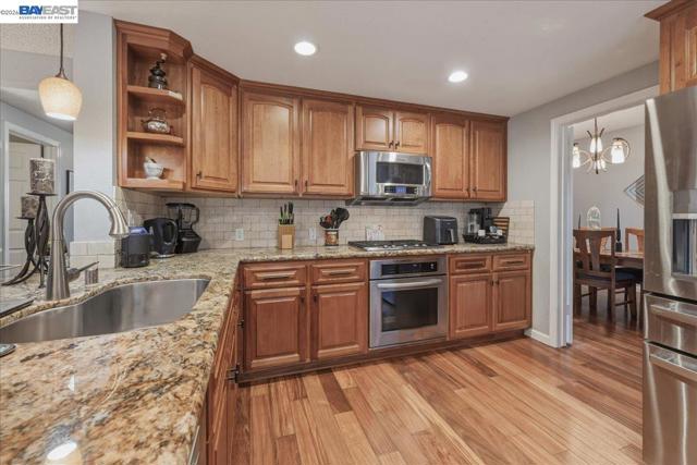 466 Crystalline Dr, Fremont CA: https://media.crmls.org/mediaz/8e4d7ef2-c5ce-47a1-9e82-009ce52c46bd.jpg