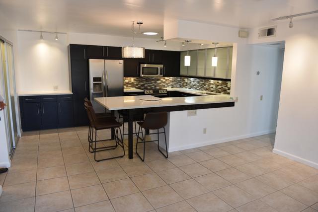 Kitchen and Breakfast Bar