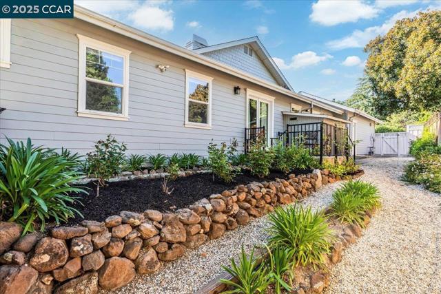 1291 Clover Ln, Walnut Creek CA: https://media.crmls.org/mediaz/8e4db0fa-c43b-461d-a30b-0bed0922fd56.jpg