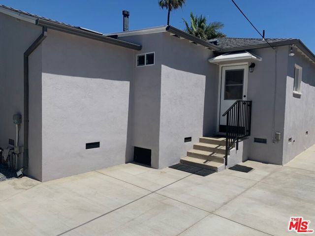 3125 Stanford Avenue, Venice CA: https://media.crmls.org/mediaz/8e5060d7-35a7-411d-87f5-87d7de59a310.jpg