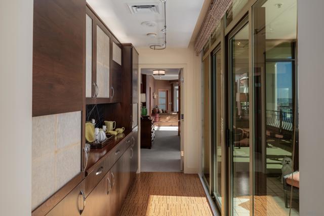 700 W Harbor Dr, San Diego CA: https://media.crmls.org/mediaz/8e5138fa-8fb0-471e-8233-6c0ecdcd860d.jpg