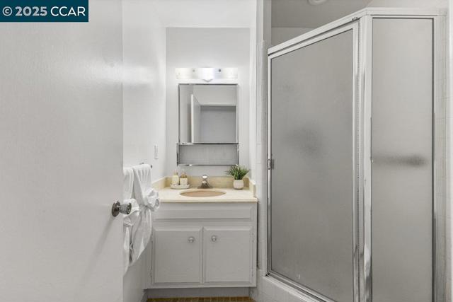 1833 Skycrest Dr, Walnut Creek CA: https://media.crmls.org/mediaz/8e5150c9-9358-4fcc-82f0-274a1cc6c734.jpg