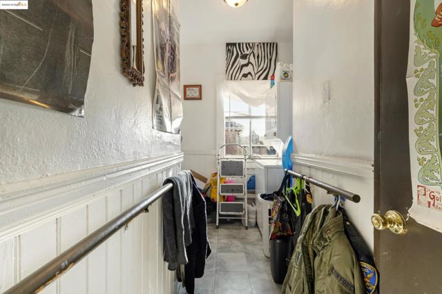 553 34Th St, Oakland CA: https://media.crmls.org/mediaz/8e51a08b-86af-43e8-957f-75a8d4de14a9.jpg