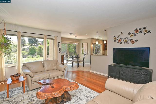 594 Morning Glory Dr, Benicia CA: https://media.crmls.org/mediaz/8e52aafd-2a71-4009-aab4-8eecf8dd9e24.jpg
