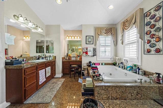 6013 Kingsmill Ter, Dublin CA: https://media.crmls.org/mediaz/8e52b8a2-c2b6-4d7a-b190-0f331b6152c2.jpg