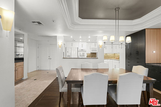 5224 Zelzah Avenue, Encino CA: https://media.crmls.org/mediaz/8e5356ee-467f-4eab-8302-6be23272aa5a.jpg