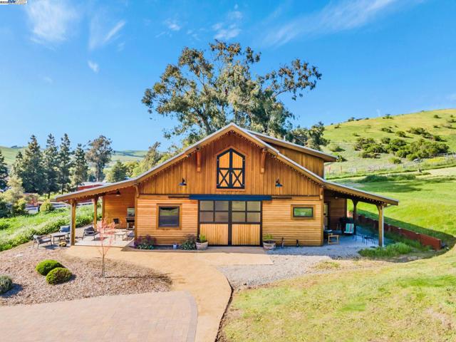 5135 Andrade Rd, Sunol CA: https://media.crmls.org/mediaz/8e53d2ac-91e7-46d5-b5ca-a5c42095f95e.jpg