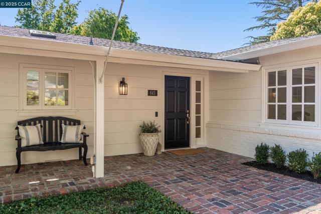 645 Los Palos Dr, Lafayette CA: https://media.crmls.org/mediaz/8e552179-cdae-45a9-8035-61010a9c9634.jpg