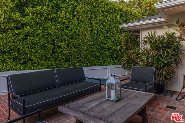 1612 Gilcrest Drive, Beverly Hills CA: https://media.crmls.org/mediaz/8e555493-17ba-4e39-a396-221080268de4.jpg