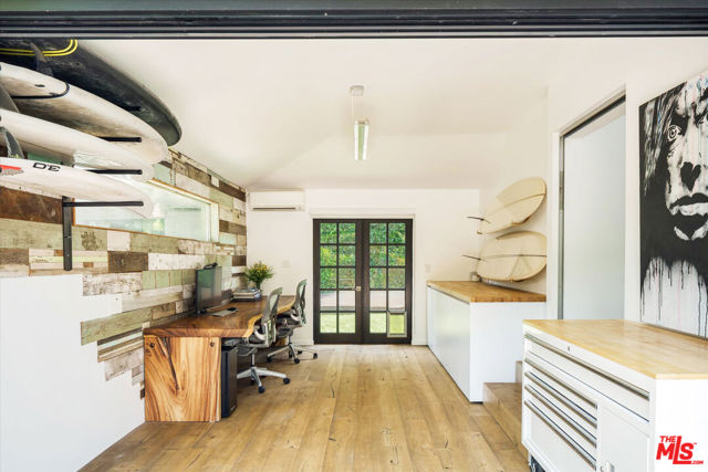 2501 Walnut Avenue, Venice CA: https://media.crmls.org/mediaz/8e5564f6-ab5a-4b86-8ea0-d347b751d830.jpg