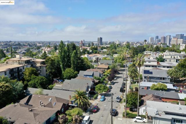 580 Chetwood St., Oakland CA: https://media.crmls.org/mediaz/8e55e34a-5681-426f-a292-8dfe843ff2a9.jpg
