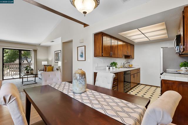 1383 Hull Ln, Martinez CA: https://media.crmls.org/mediaz/8e563f9f-2fe9-4413-9292-1211f7e13b5e.jpg