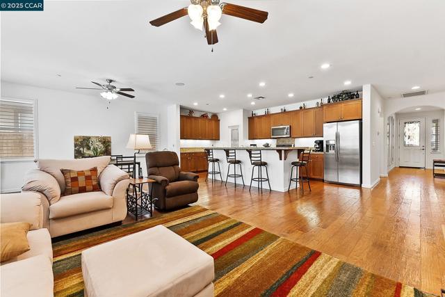 38 Outrigger Way, Discovery Bay CA: https://media.crmls.org/mediaz/8e567b68-ea42-44bd-ad91-61235ce56756.jpg