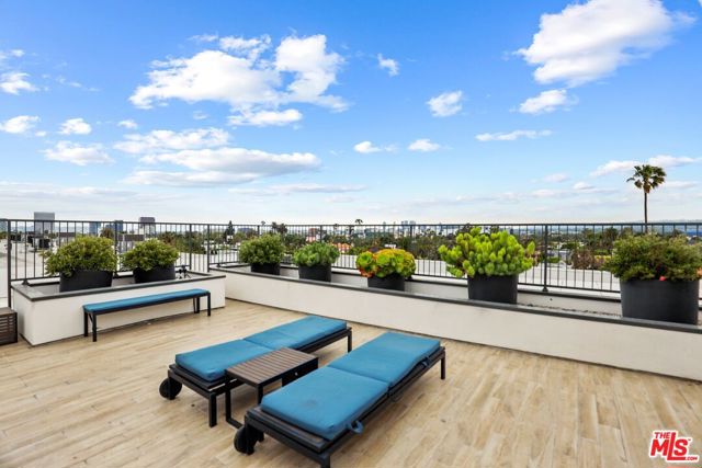 429 N Hayworth Avenue, Los Angeles CA: https://media.crmls.org/mediaz/8e5698a8-ac3c-4c2d-b20e-0646d59e5f8c.jpg