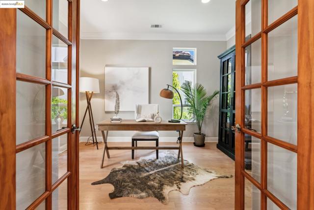 16032 Broadway Ter, Oakland CA: https://media.crmls.org/mediaz/8e56f7c5-591b-4bd8-b054-b966f65b4fe2.jpg