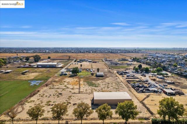3164 Bixler Rd, Brentwood CA: https://media.crmls.org/mediaz/8e56fe63-794f-4b3c-a097-59bdc7ccdef9.jpg