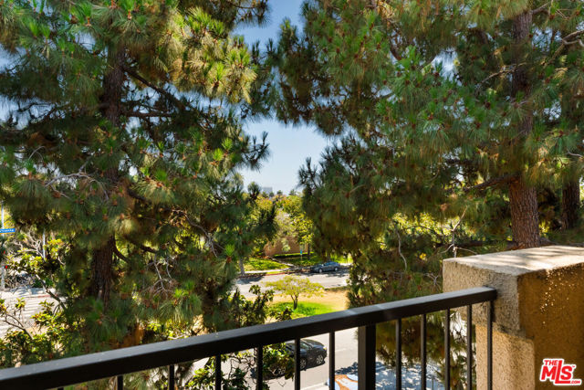 222 7th Street, Santa Monica CA: https://media.crmls.org/mediaz/8e578f66-0d94-42b2-8a28-87d50f7822d0.jpg