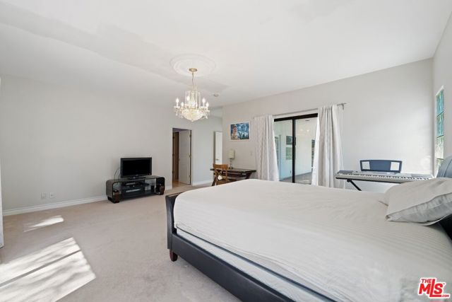 15656 Crownridge Place, Sherman Oaks CA: https://media.crmls.org/mediaz/8e580b9a-d68e-4e64-9119-dc1bf31f203f.jpg