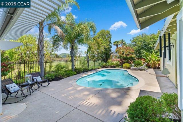 9461 Thunderbird Pl, San Ramon CA: https://media.crmls.org/mediaz/8e58eb2b-3811-4401-80d9-4516cb42a232.jpg
