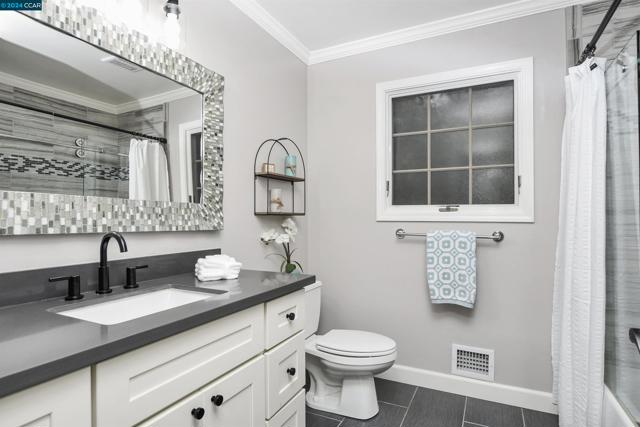 Image 12 of 32 For 226 Roundhill Pl