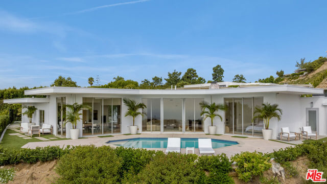 340 Trousdale Place, Beverly Hills CA: https://media.crmls.org/mediaz/8e5a107f-fb10-4131-9d18-994886d880a7.jpg