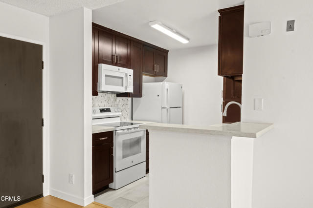 Detail Gallery Image 8 of 44 For 4499 via Marisol 113a,  Los Angeles,  CA 90042 - 2 Beds | 2 Baths