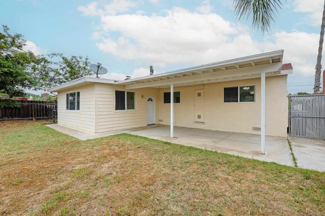 819 Daisy St, Escondido CA: https://media.crmls.org/mediaz/8e5aa237-f92d-4de9-89f8-3828eb403735.jpg