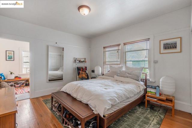 5537 Claremont Ave, Oakland CA: https://media.crmls.org/mediaz/8e5ad685-ca3d-48d2-a975-c5b1f1b82d9b.jpg