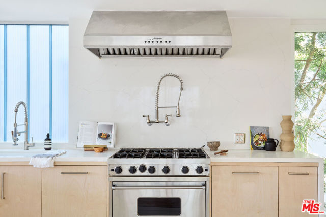 5106 Pacific Avenue, Marina del Rey CA: https://media.crmls.org/mediaz/8e5b007a-4081-4c7d-9321-6cc33ffbc231.jpg