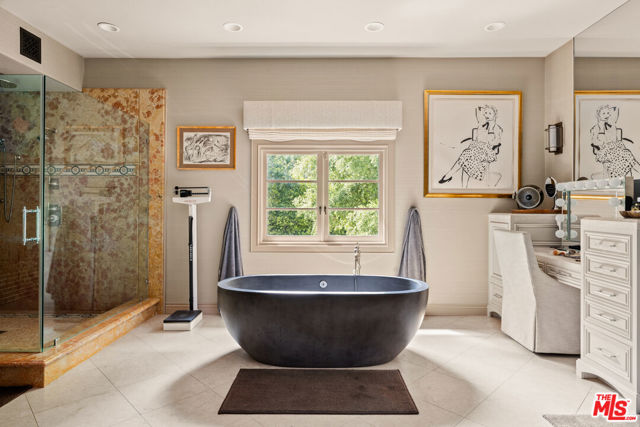4009 Valley Meadow Road, Encino CA: https://media.crmls.org/mediaz/8e5b988d-6544-466b-bff6-a4720d8d5834.jpg
