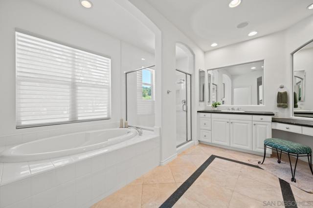 1272 Chateau Montelena, Bonsall CA: https://media.crmls.org/mediaz/8e5c6771-331c-4b24-89fa-a1311091e2b0.jpg