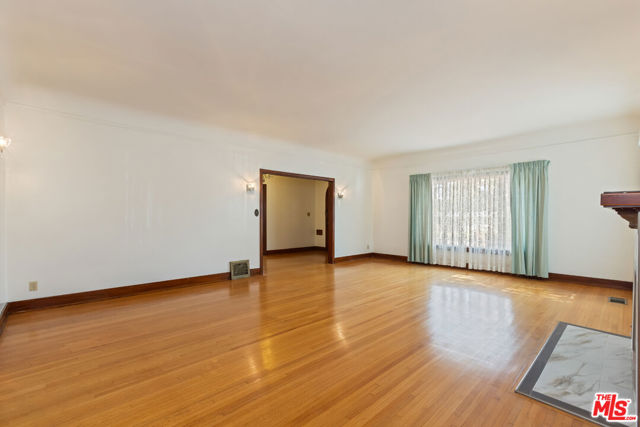 955 S Highland Avenue, Los Angeles CA: https://media.crmls.org/mediaz/8e5ce194-dc49-4573-90d0-cbd1ecd98c3e.jpg