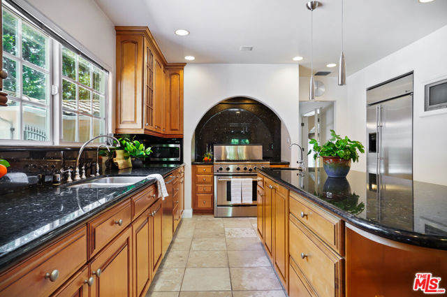 Image 16 of 58 For 10655 Camarillo Street