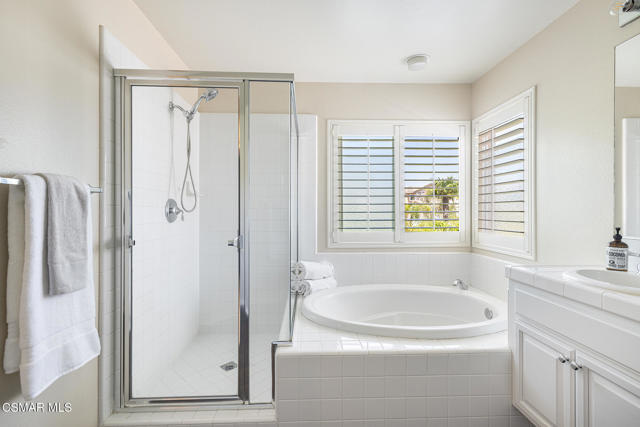 2874 Venezia Lane, Thousand Oaks CA: https://media.crmls.org/mediaz/8e5e2c48-ba38-4b18-b56f-e5a3d7b3faeb.jpg