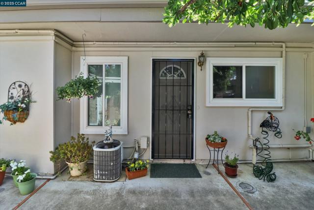 1598 Schenone Ct, Concord CA: https://media.crmls.org/mediaz/8e5e7f09-89ae-4778-a345-2c0ada43ad78.jpg