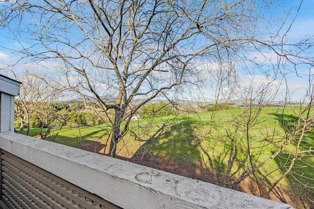 254 Eastridge Dr, San Ramon CA: https://media.crmls.org/mediaz/8e5f6d9f-c61c-441d-978a-956861f16669.jpg