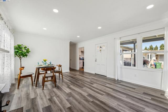 37107 Holly St, Fremont CA: https://media.crmls.org/mediaz/8e5fad04-1584-4d71-8587-b8ebf2819c04.jpg