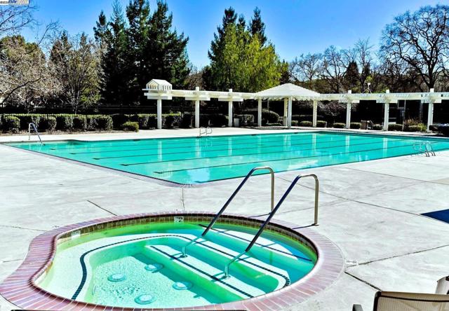 326 Fontaine Dr, Danville CA: https://media.crmls.org/mediaz/8e5fb417-1cc9-4ee0-ac83-f9407c111945.jpg