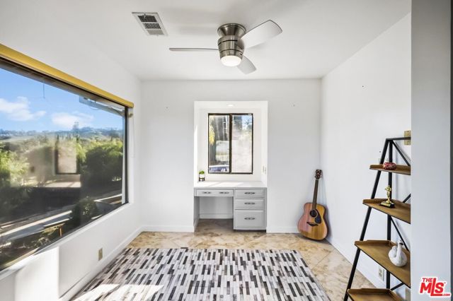 2357 Knob Hill Drive, Riverside CA: https://media.crmls.org/mediaz/8e5fbdae-7dca-497b-811c-1bf243c922f8.jpg