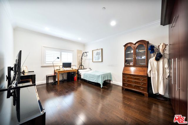 1043 S Kenmore Avenue, Los Angeles CA: https://media.crmls.org/mediaz/8e5fe20c-a5f7-4876-acc5-05cbb315607c.jpg