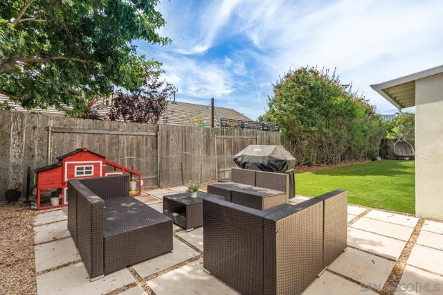 8874 La Jolla Scenic Dr N, La Jolla CA: https://media.crmls.org/mediaz/8e6031a7-d67b-4945-b826-fb6c4ba14efc.jpg