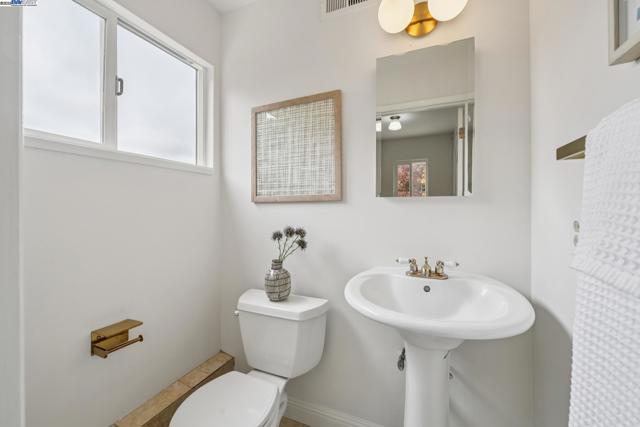 598 CRESTMONT DRIVE, Oakland CA: https://media.crmls.org/mediaz/8e604a4a-4a3d-44cb-bada-6012539d302d.jpg