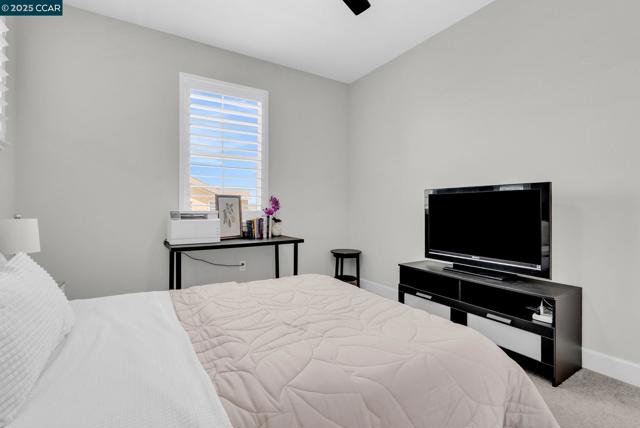 499 Yarrow Dr, Fairfield CA: https://media.crmls.org/mediaz/8e60cd24-dd8b-4dc3-a45c-128bb53766f5.jpg