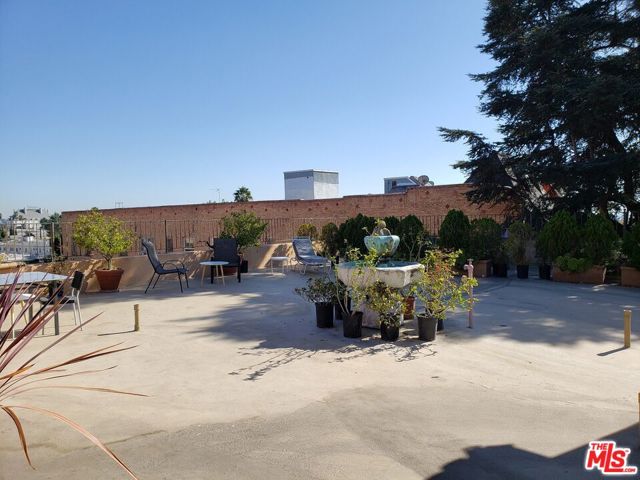 5640 Franklin Avenue, Los Angeles CA: https://media.crmls.org/mediaz/8e612fcb-8f3f-4833-8c27-31dac830948d.jpg