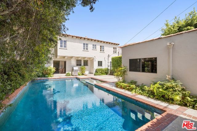 313 S Peck Drive, Beverly Hills CA: https://media.crmls.org/mediaz/8e62bb11-61b4-4151-8dc0-1071dd4d9fcb.jpg