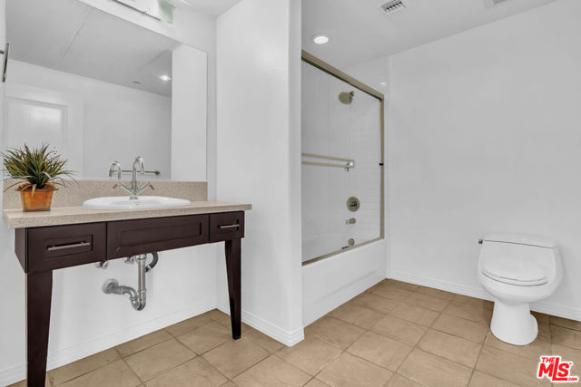 4050 GLENCOE Avenue, Marina del Rey CA: https://media.crmls.org/mediaz/8e630829-1f5d-49c5-bc68-d7553633c2a9.jpg